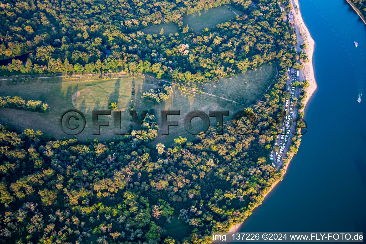 Vue aérienne de Camping Mannheim lido au bord du Rhin à le quartier Niederfeld in Mannheim dans le département Bade-Wurtemberg, Allemagne