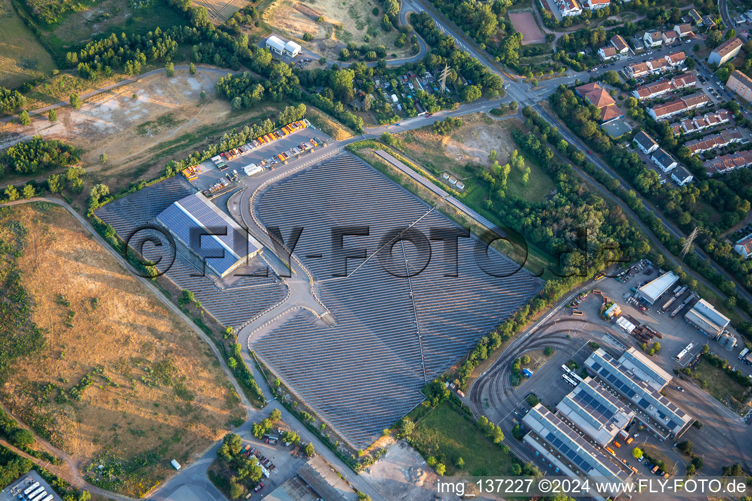 Vue aérienne de Photovoltaïque à la déchetterie WBL - Sud à le quartier Rheingönheim in Ludwigshafen am Rhein dans le département Rhénanie-Palatinat, Allemagne