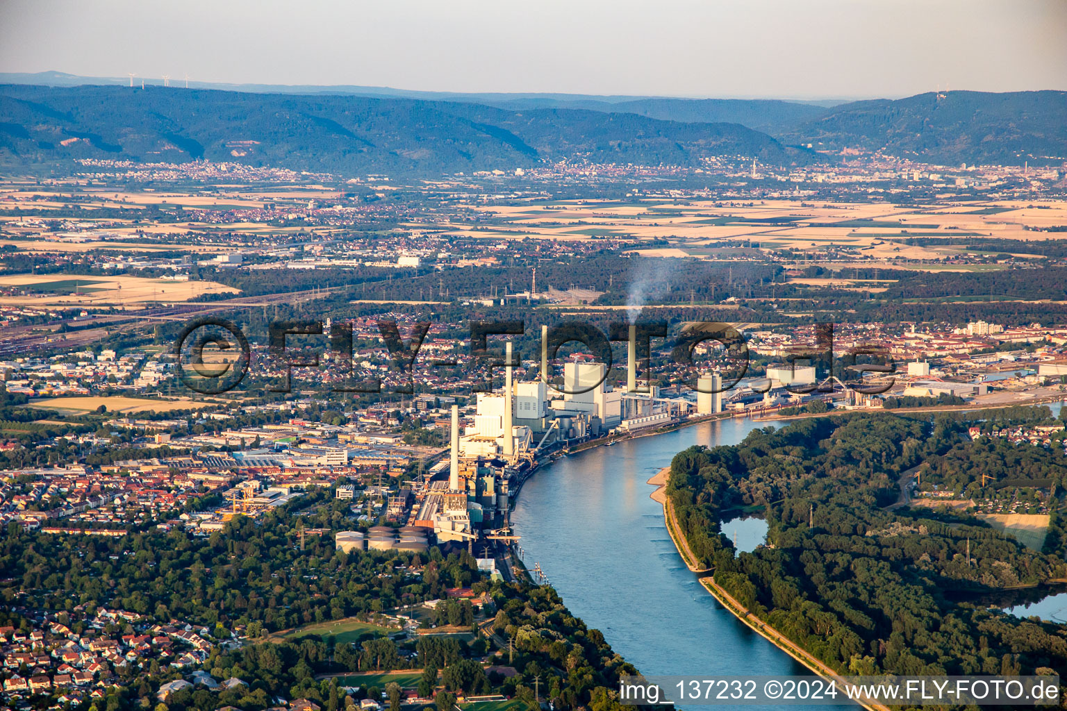 Vue aérienne de Grande centrale électrique Mannheim GKM de l'ouest à le quartier Neckarau in Mannheim dans le département Bade-Wurtemberg, Allemagne