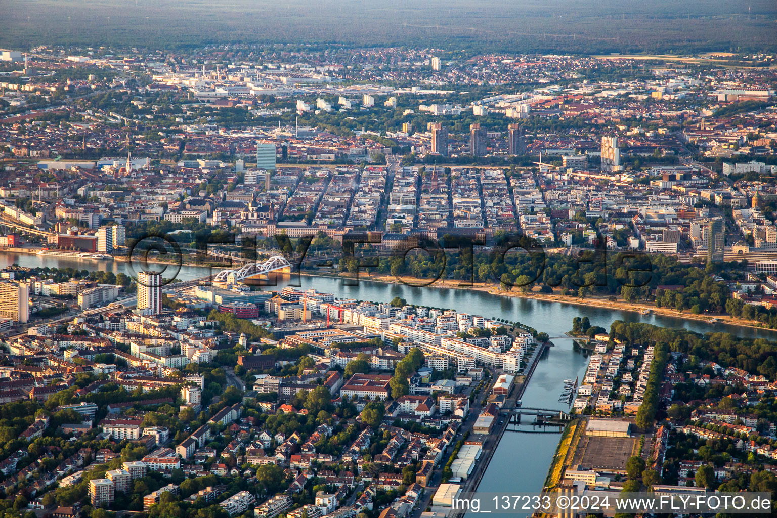 Vue aérienne de Ville de places en anneau en forme de fer à cheval de l'autre côté du Rhin à le quartier Innenstadt in Mannheim dans le département Bade-Wurtemberg, Allemagne