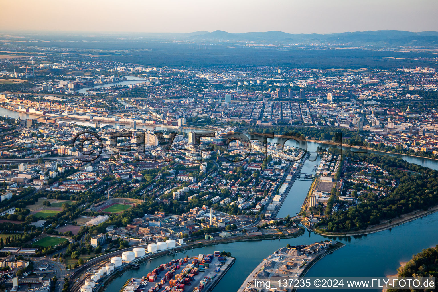 Vue aérienne de Port de Luitpold vu du sud à le quartier Süd in Ludwigshafen am Rhein dans le département Rhénanie-Palatinat, Allemagne