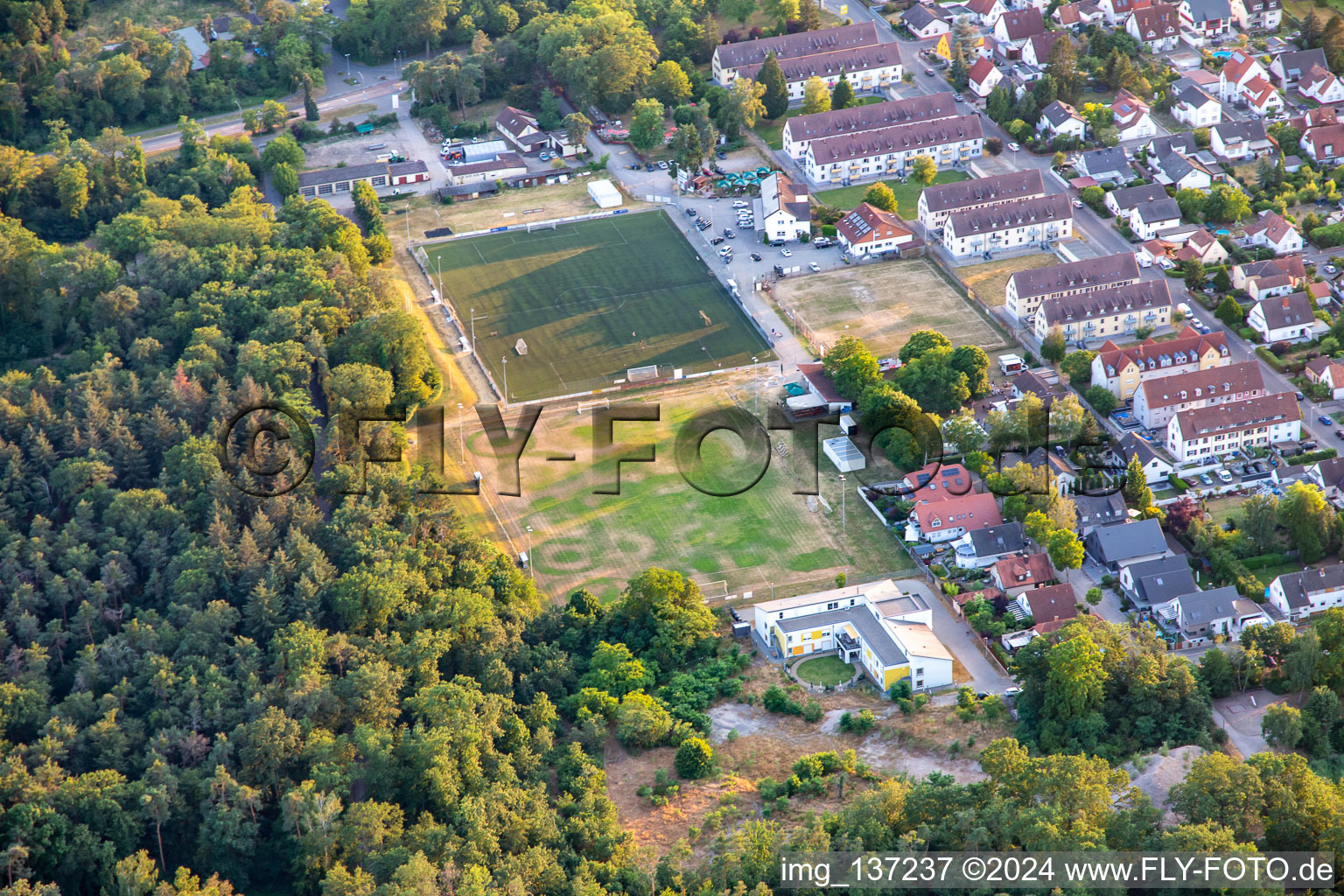 Vue aérienne de DJK SV Phénix Schifferstadt à Schifferstadt dans le département Rhénanie-Palatinat, Allemagne