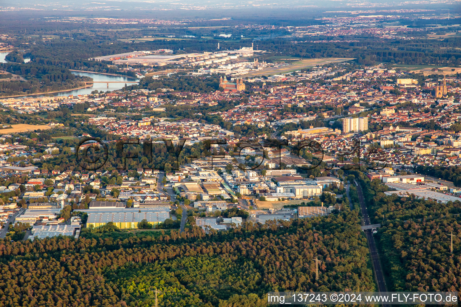 Vue aérienne de Du nord-ouest à Speyer dans le département Rhénanie-Palatinat, Allemagne