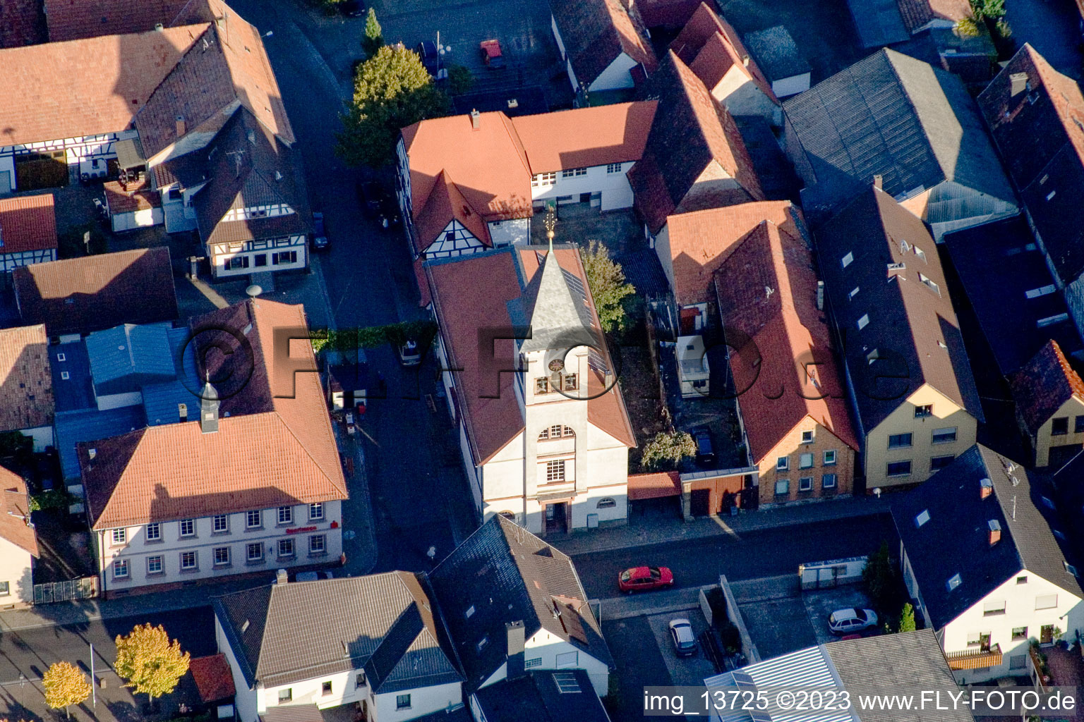 Vue aérienne de Bâtiment d'église au centre du village à le quartier Ingenheim in Billigheim-Ingenheim dans le département Rhénanie-Palatinat, Allemagne