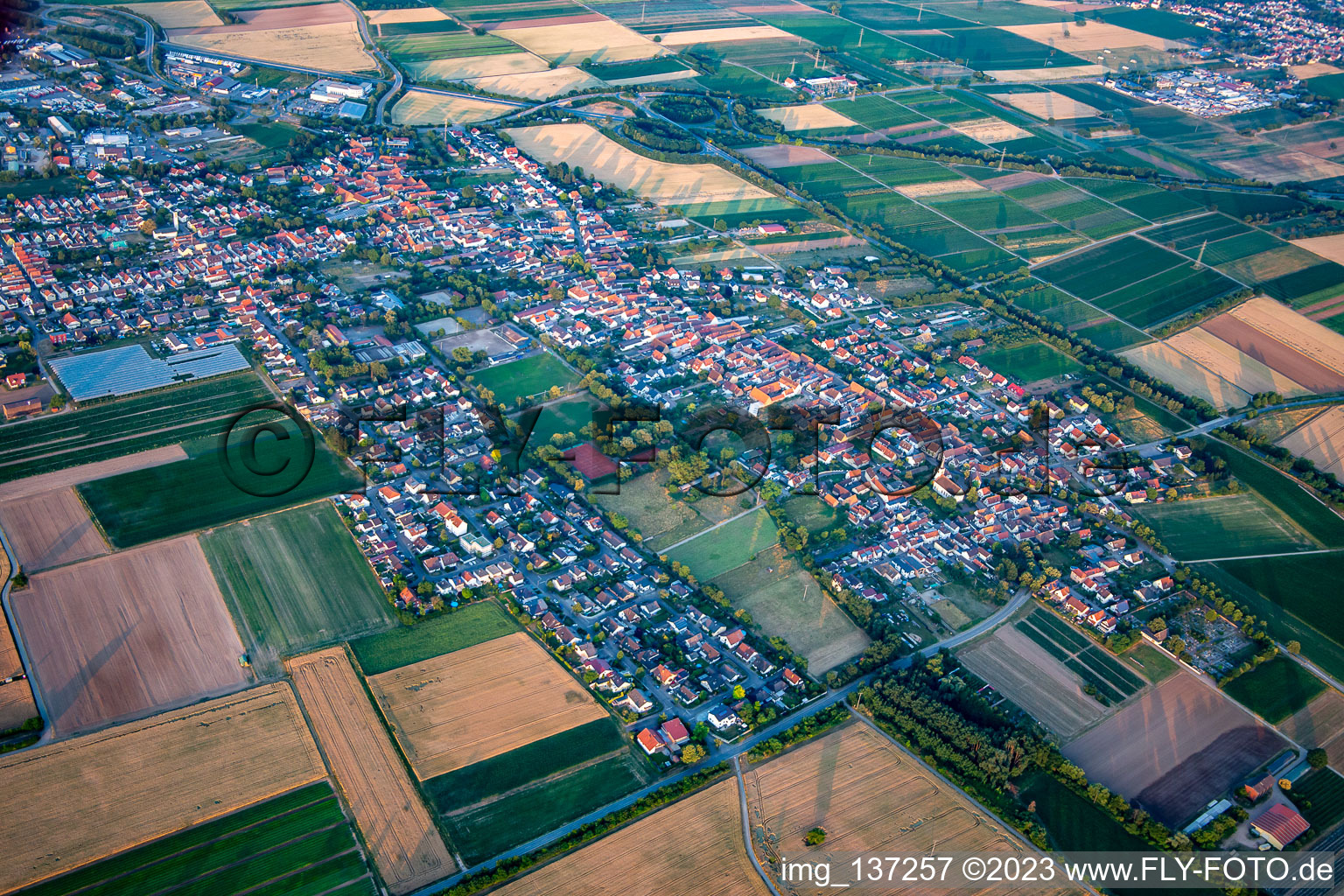 Vue aérienne de De l'ouest à Schwegenheim dans le département Rhénanie-Palatinat, Allemagne