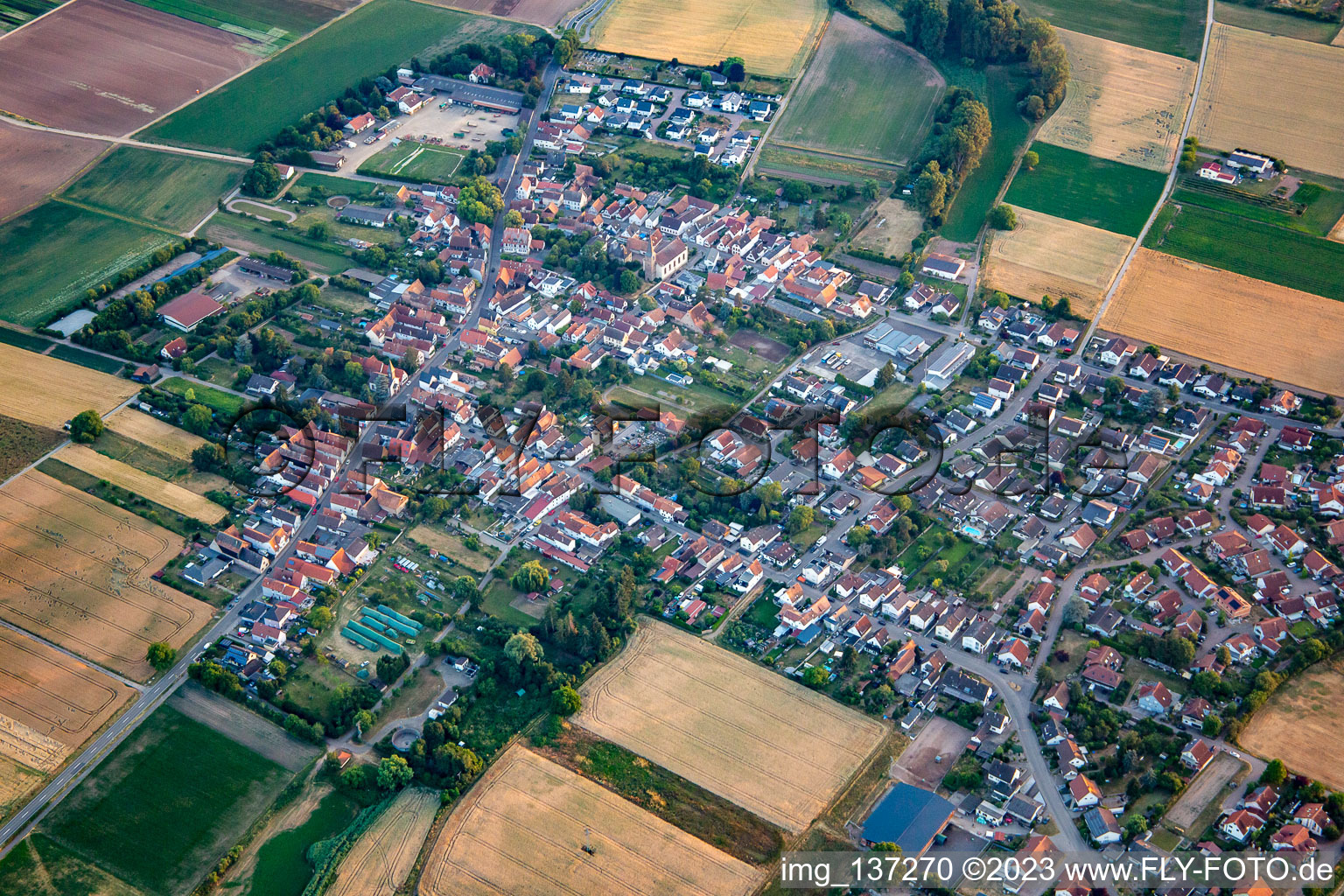 Vue aérienne de Du nord-est à Knittelsheim dans le département Rhénanie-Palatinat, Allemagne