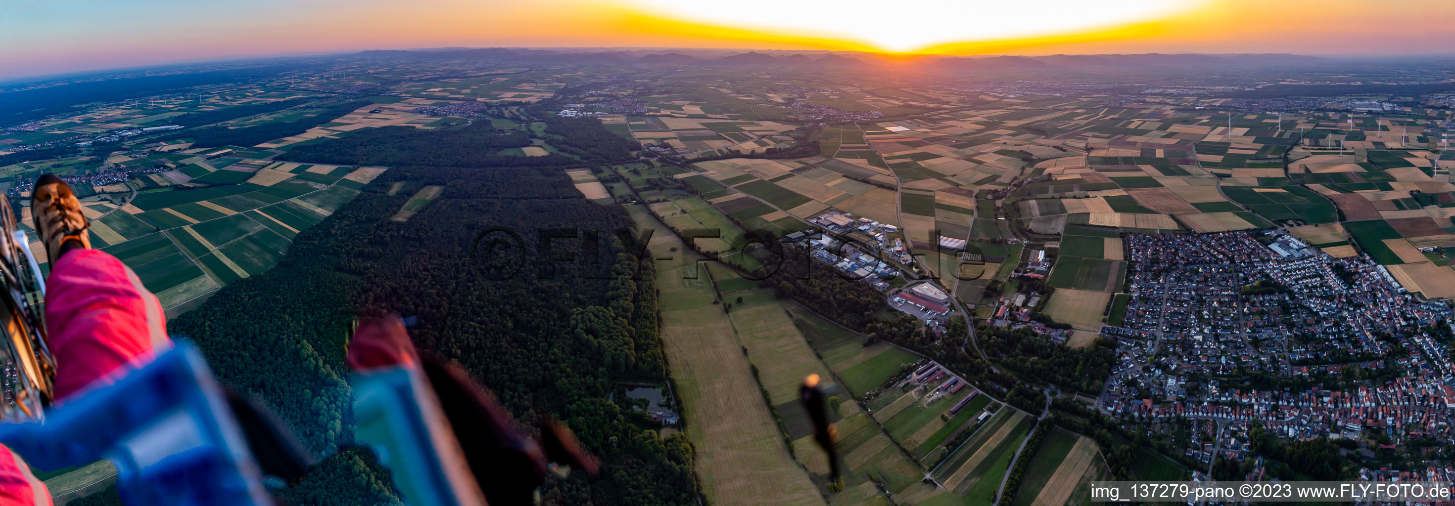 Vue aérienne de Coucher de soleil sur Herxheim à Herxheim bei Landau dans le département Rhénanie-Palatinat, Allemagne