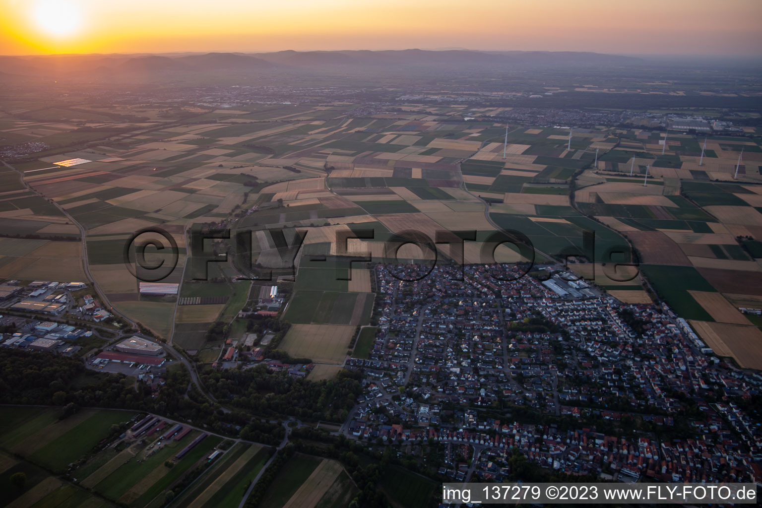 Vue aérienne de Herxheim bei Landau dans le département Rhénanie-Palatinat, Allemagne