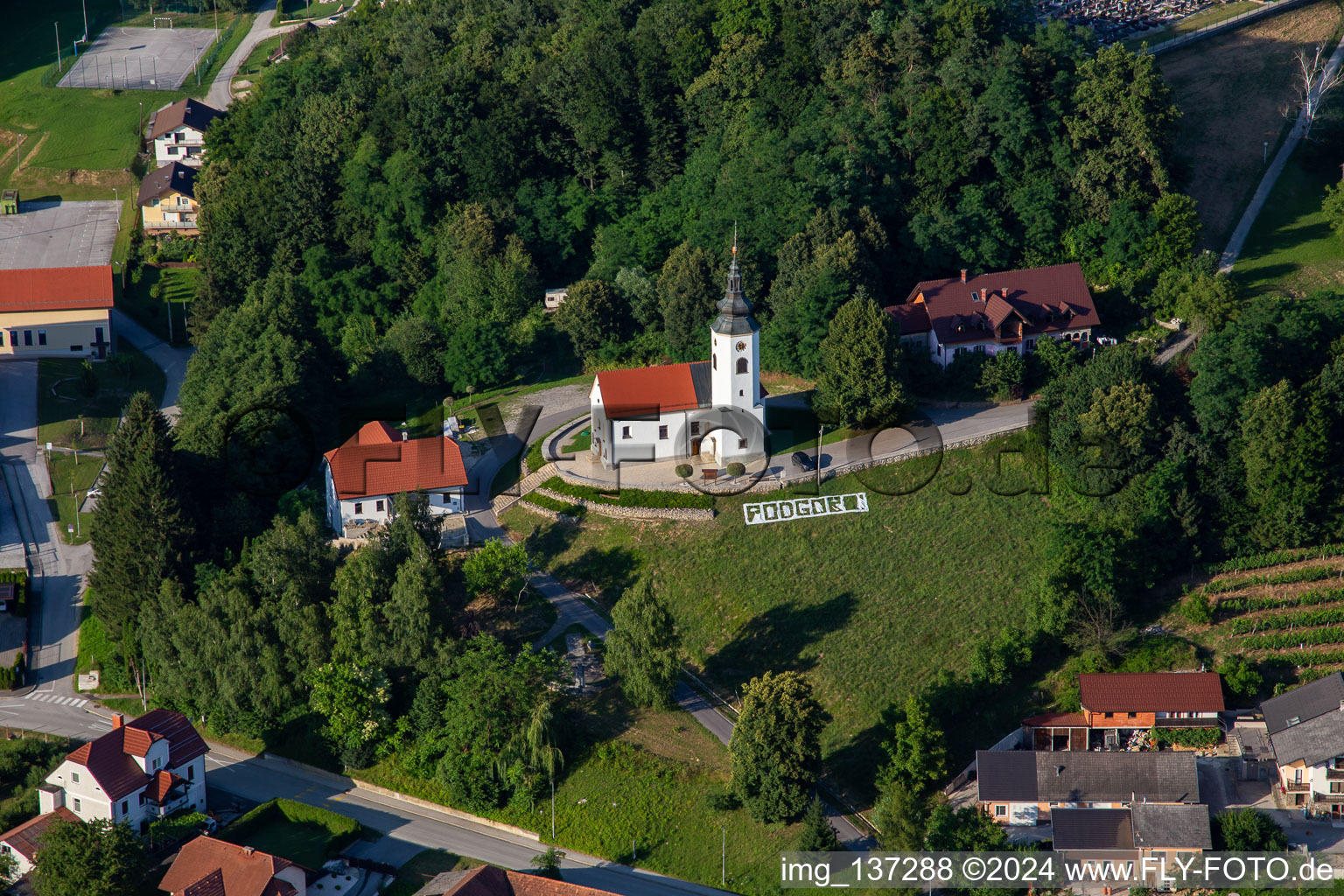 Vue aérienne de Zupnijska cerkev sv. Église de Lénarta à Ormož dans le département Slovénie, Slovénie