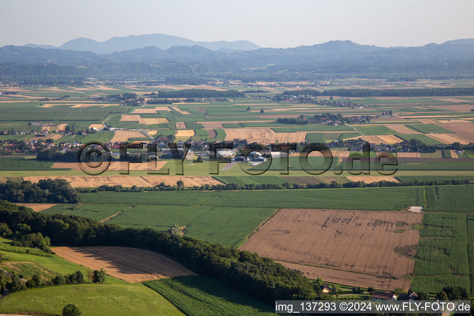 Vue aérienne de Aéroport Ptuj Aero Club à Gorišnica dans le département Slovénie, Slovénie