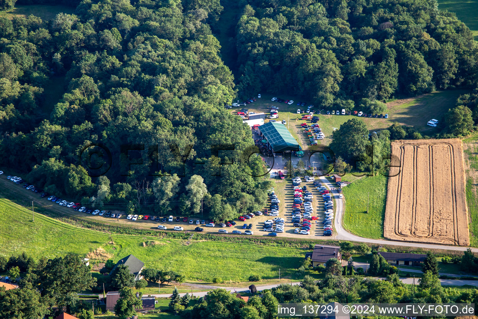 Vue aérienne de Tente à bière sur le terrain de sport Šport i centar à Dornava dans le département Slovénie, Slovénie