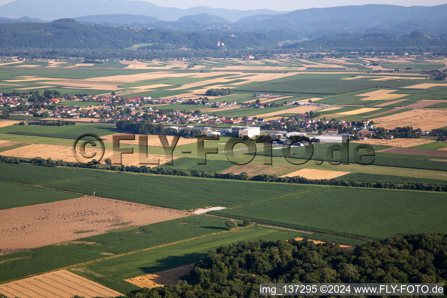 Vue aérienne de Aéroport Aeroklub Ptuj Letališčej à Dornava dans le département Slovénie, Slovénie