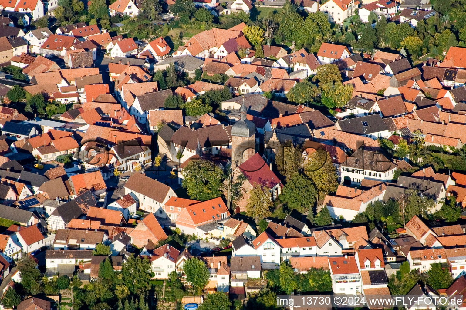 Quartier Billigheim in Billigheim-Ingenheim dans le département Rhénanie-Palatinat, Allemagne du point de vue du drone