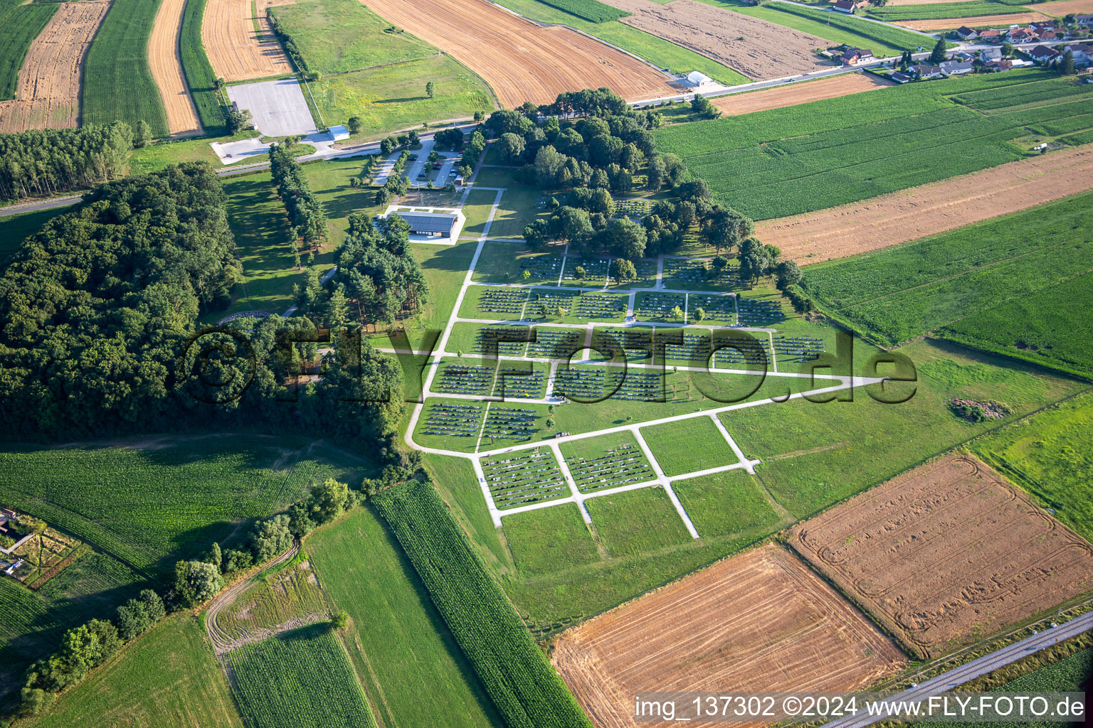 Vue aérienne de Cimetière de Pokopališče Ptuj à Ptuj dans le département Slovénie, Slovénie