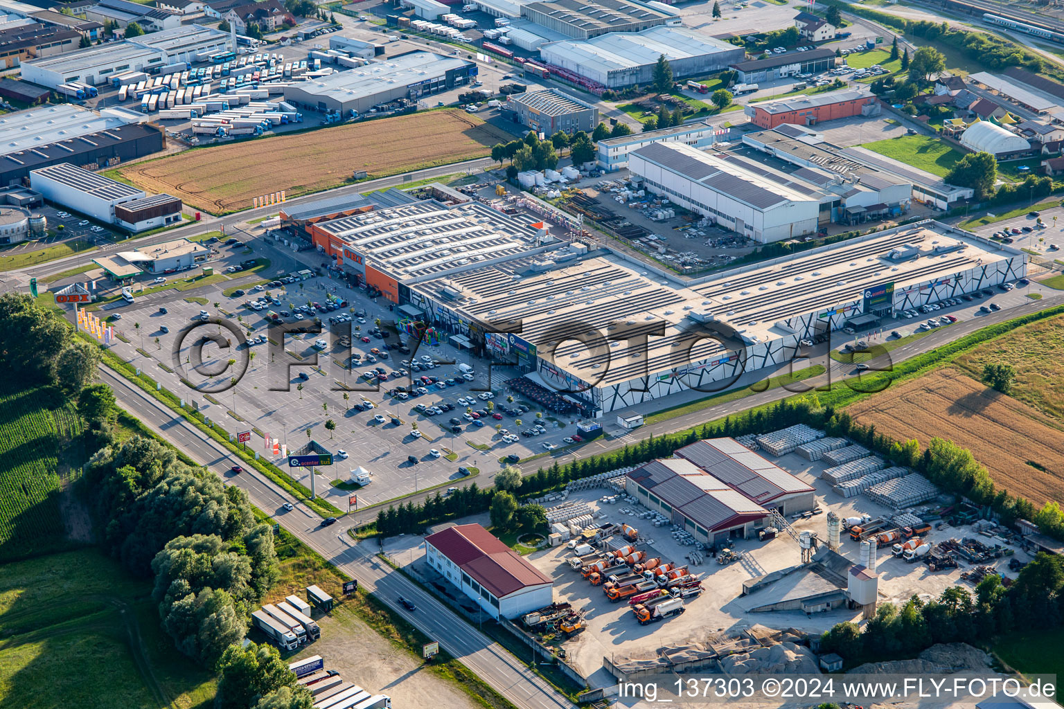 Vue aérienne de Centre commercial Qcenter Ptuj, quincaillerie OBI Ptuj à Ptuj dans le département Slovénie, Slovénie