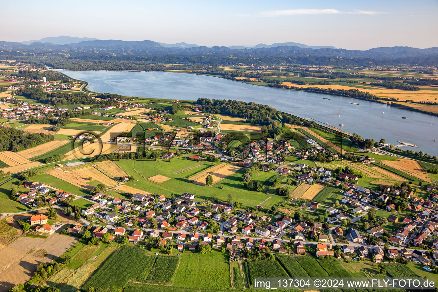 Vue aérienne de Réservoir du lac Ptujsko à Ptuj dans le département Slovénie, Slovénie