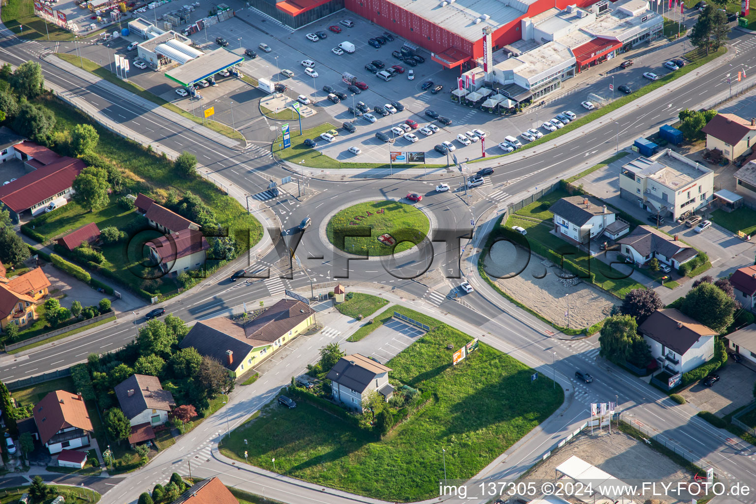 Vue aérienne de Rond-point avec les armoiries de la ville à Ptuj dans le département Slovénie, Slovénie