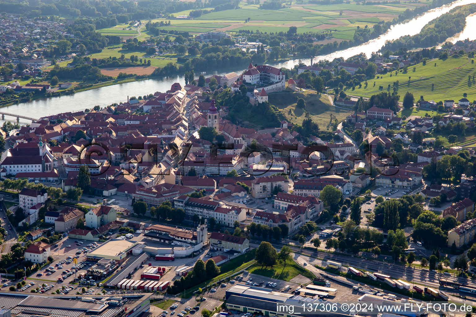 Vue aérienne de Vieille ville vue de l'ouest à Ptuj dans le département Slovénie, Slovénie