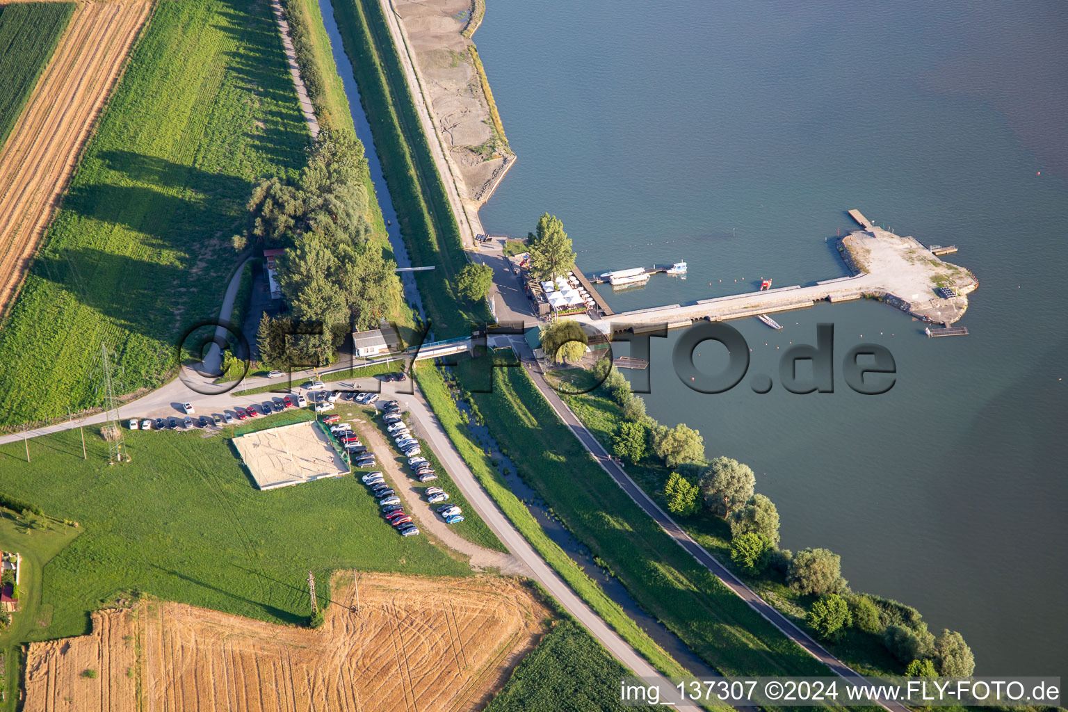 Vue aérienne de Jetée et Café Ranca Ptuj au réservoir de Ptujsko jezero à Ptuj dans le département Slovénie, Slovénie