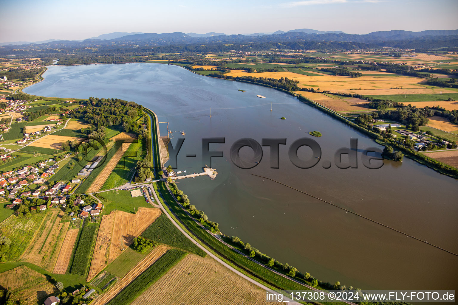 Vue aérienne de Réservoir Ptujsko jezero du nord-ouest à Ptuj dans le département Slovénie, Slovénie