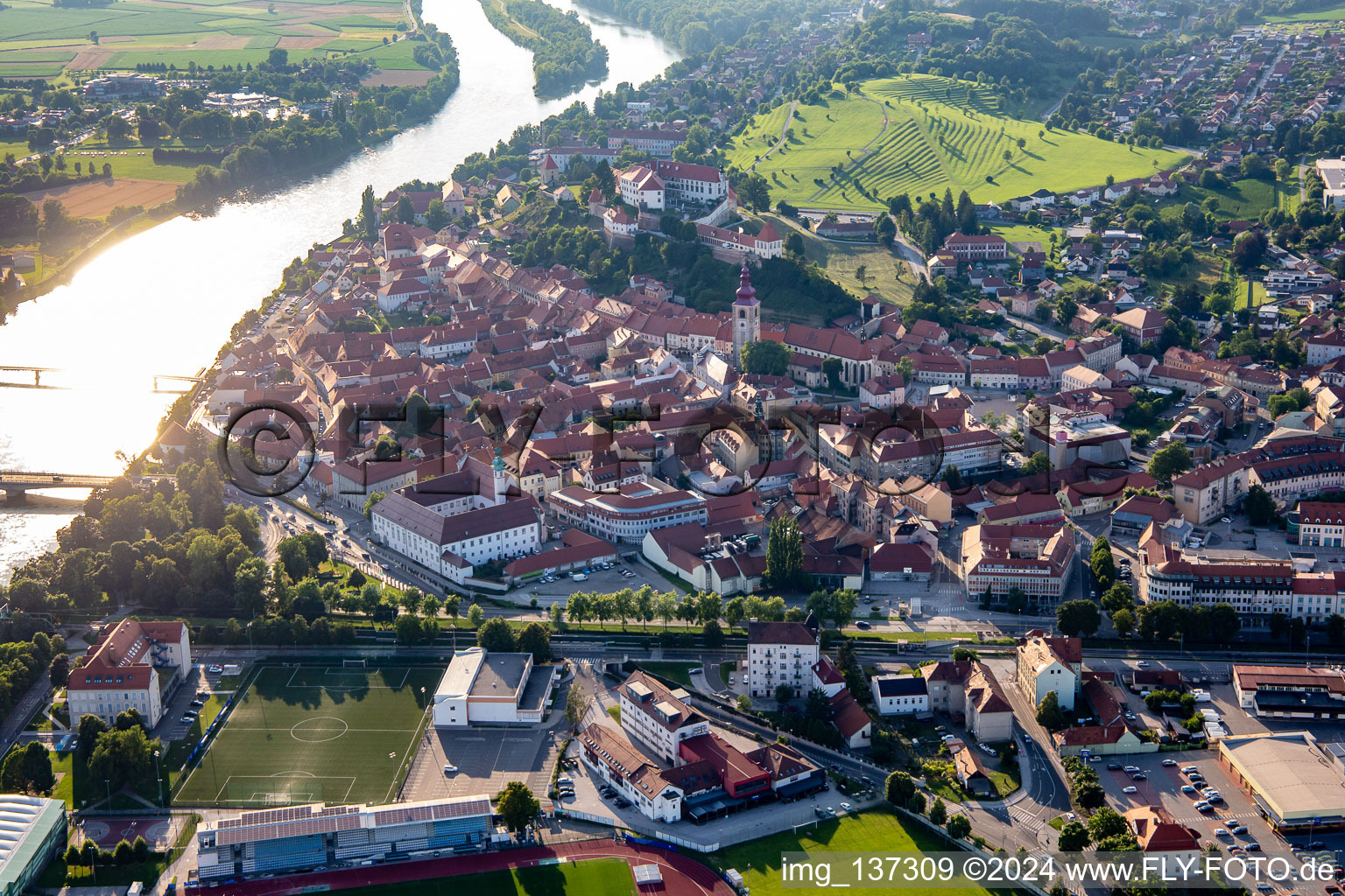 Vue aérienne de Vieille ville du sud-ouest à Ptuj dans le département Slovénie, Slovénie