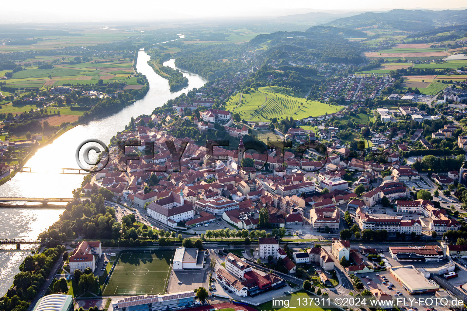 Vue aérienne de Vieille ville du sud-ouest à Ptuj dans le département Slovénie, Slovénie