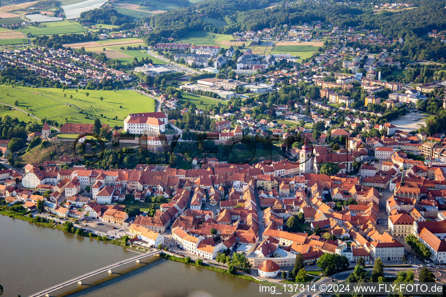 Vue aérienne de Vieille ville vue du sud derrière les ponts sur la Drau/Dravo à Ptuj dans le département Slovénie, Slovénie