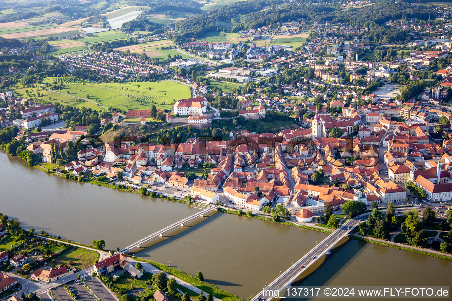 Vue aérienne de Vieille ville vue du sud derrière les ponts sur la Drau/Dravo à Ptuj dans le département Slovénie, Slovénie