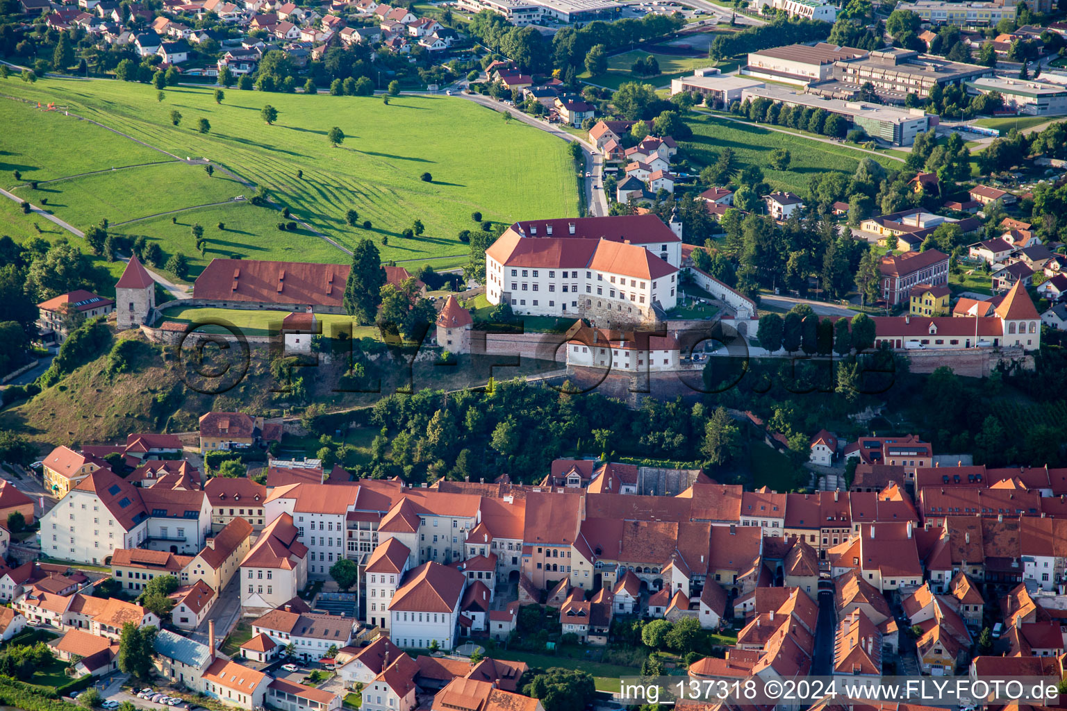 Vue aérienne de Château Ptuj/Diplômé Ptuj au-dessus de la vieille ville à Ptuj dans le département Slovénie, Slovénie