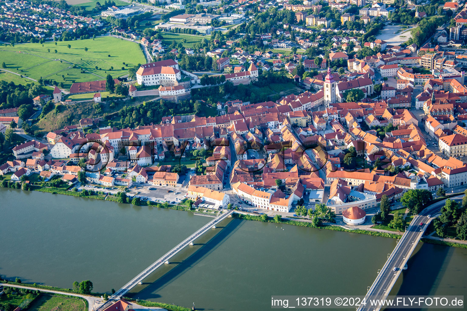 Photographie aérienne de Vieille ville vue du sud derrière les ponts sur la Drau/Dravo à Ptuj dans le département Slovénie, Slovénie