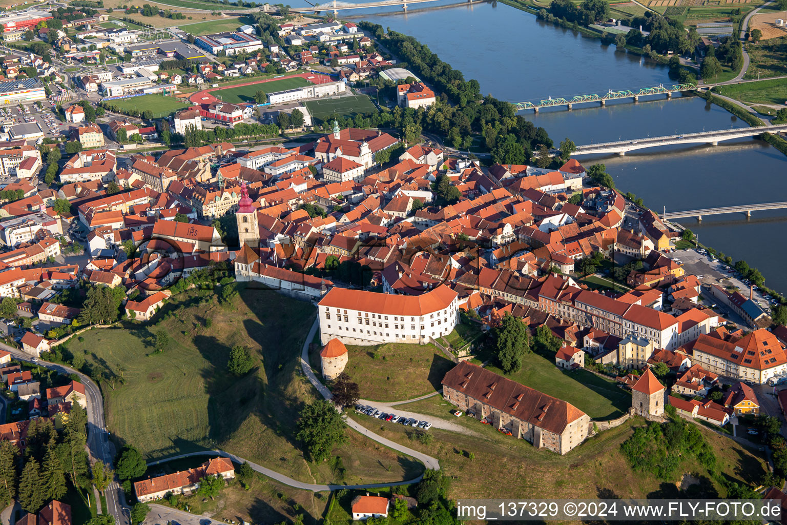 Vue aérienne de Château Ptuj/Grad Ptuj au-dessus de la vieille ville depuis le nord à Ptuj dans le département Slovénie, Slovénie