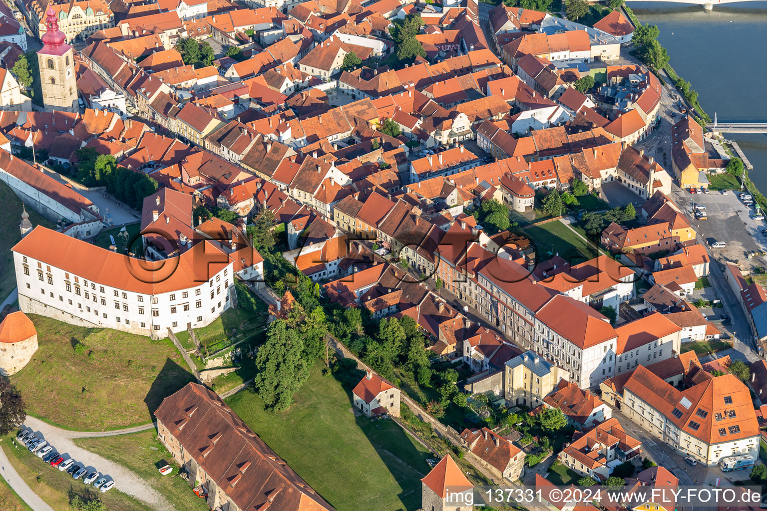 Vue aérienne de Château Ptuj/Diplômé Ptuj au-dessus de la vieille ville à Ptuj dans le département Slovénie, Slovénie