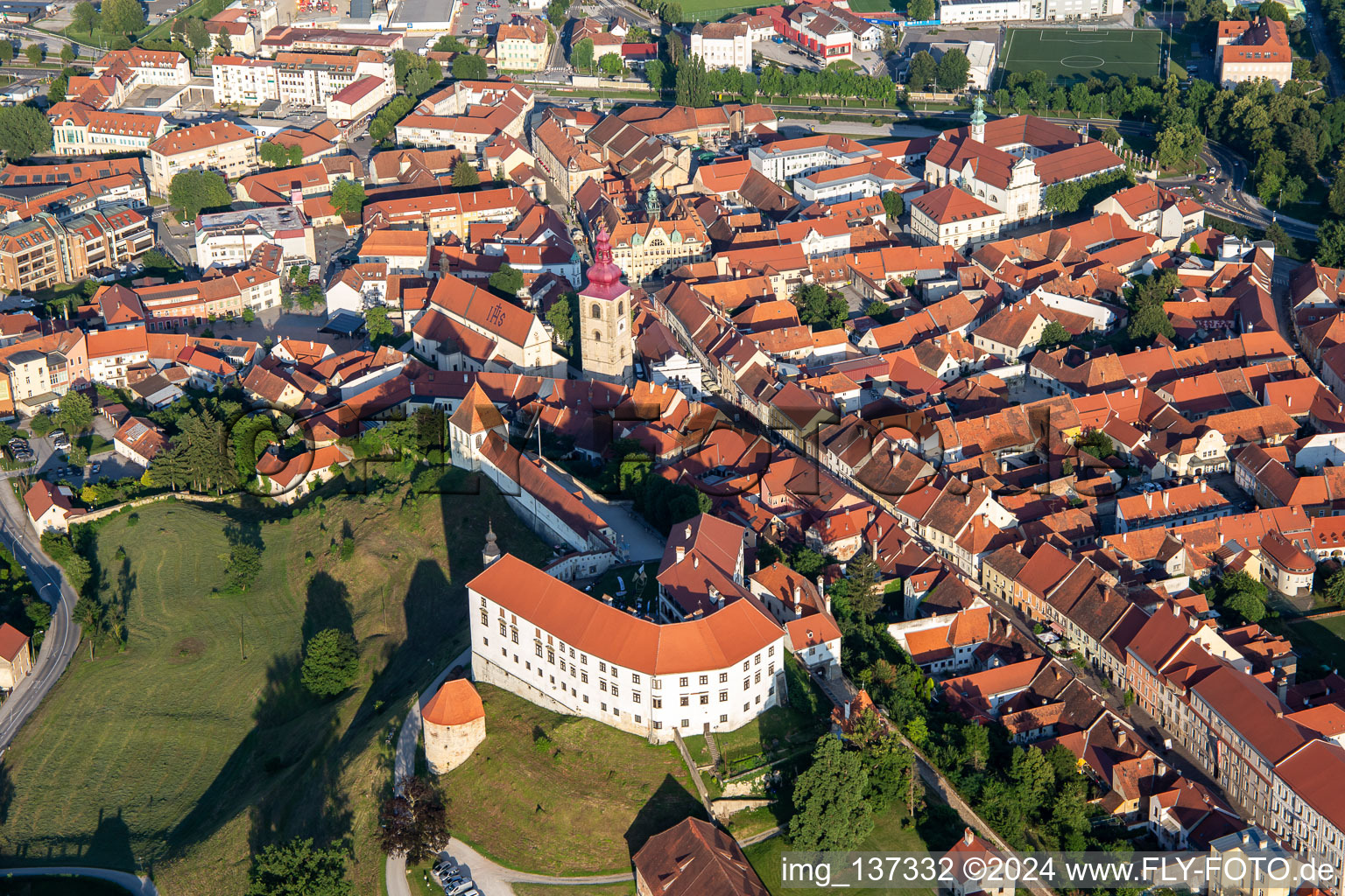 Photographie aérienne de Château Ptuj/Diplômé Ptuj au-dessus de la vieille ville à Ptuj dans le département Slovénie, Slovénie