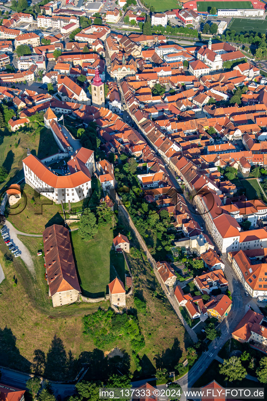 Vue aérienne de Prešernova ulica sous le château à Ptuj dans le département Slovénie, Slovénie