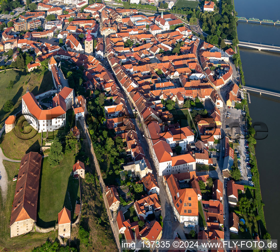 Vue aérienne de Prešernova ulica sous le château à Ptuj dans le département Slovénie, Slovénie