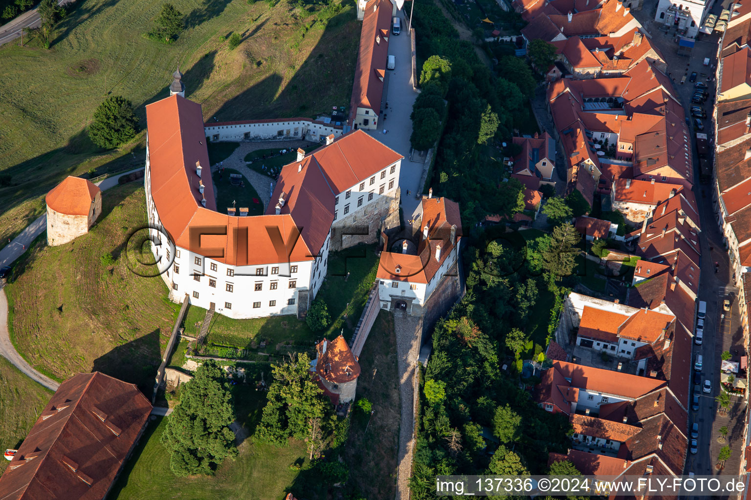 Vue oblique de Château Ptuj/Diplômé Ptuj au-dessus de la vieille ville à Ptuj dans le département Slovénie, Slovénie