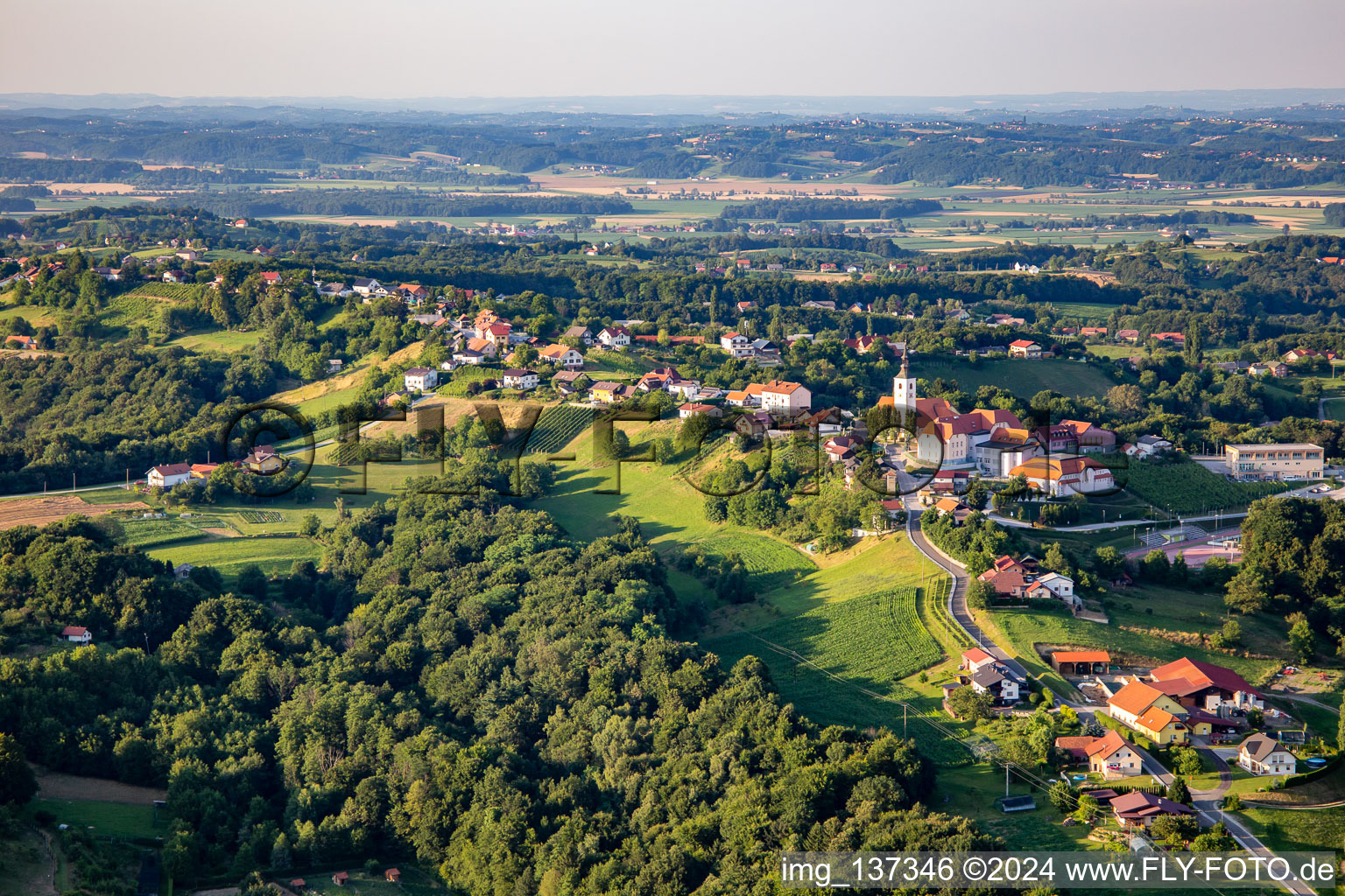 Vue aérienne de Église de Župnija Sv. Urbain - Destrnik à Destrnik dans le département Slovénie, Slovénie