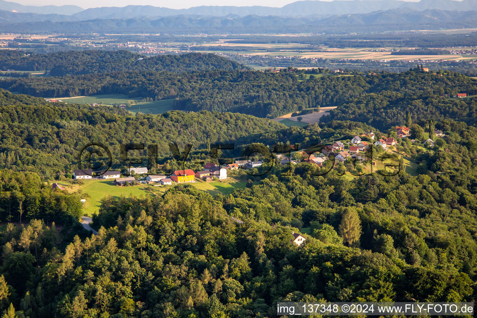 Vue aérienne de Village sur une colline à Ptuj dans le département Slovénie, Slovénie