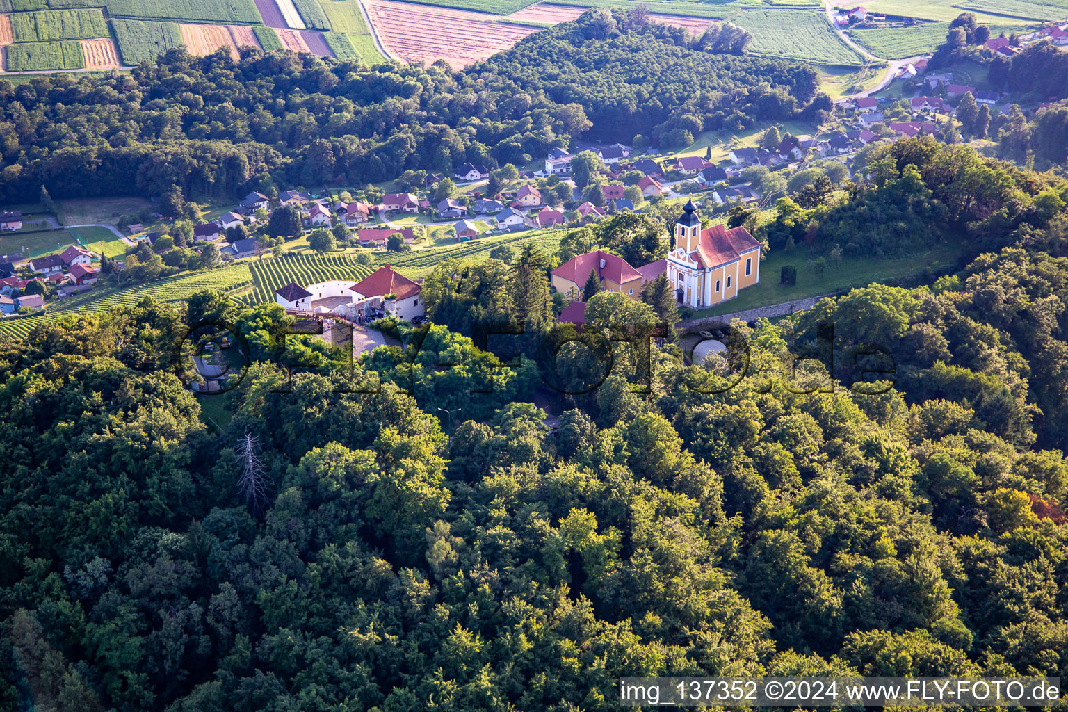 Vue aérienne de Église de Župnijska cerkev sv. Marije Vnebovzete et Café Huda Liza sur le Vurberg à Duplek dans le département Slovénie, Slovénie