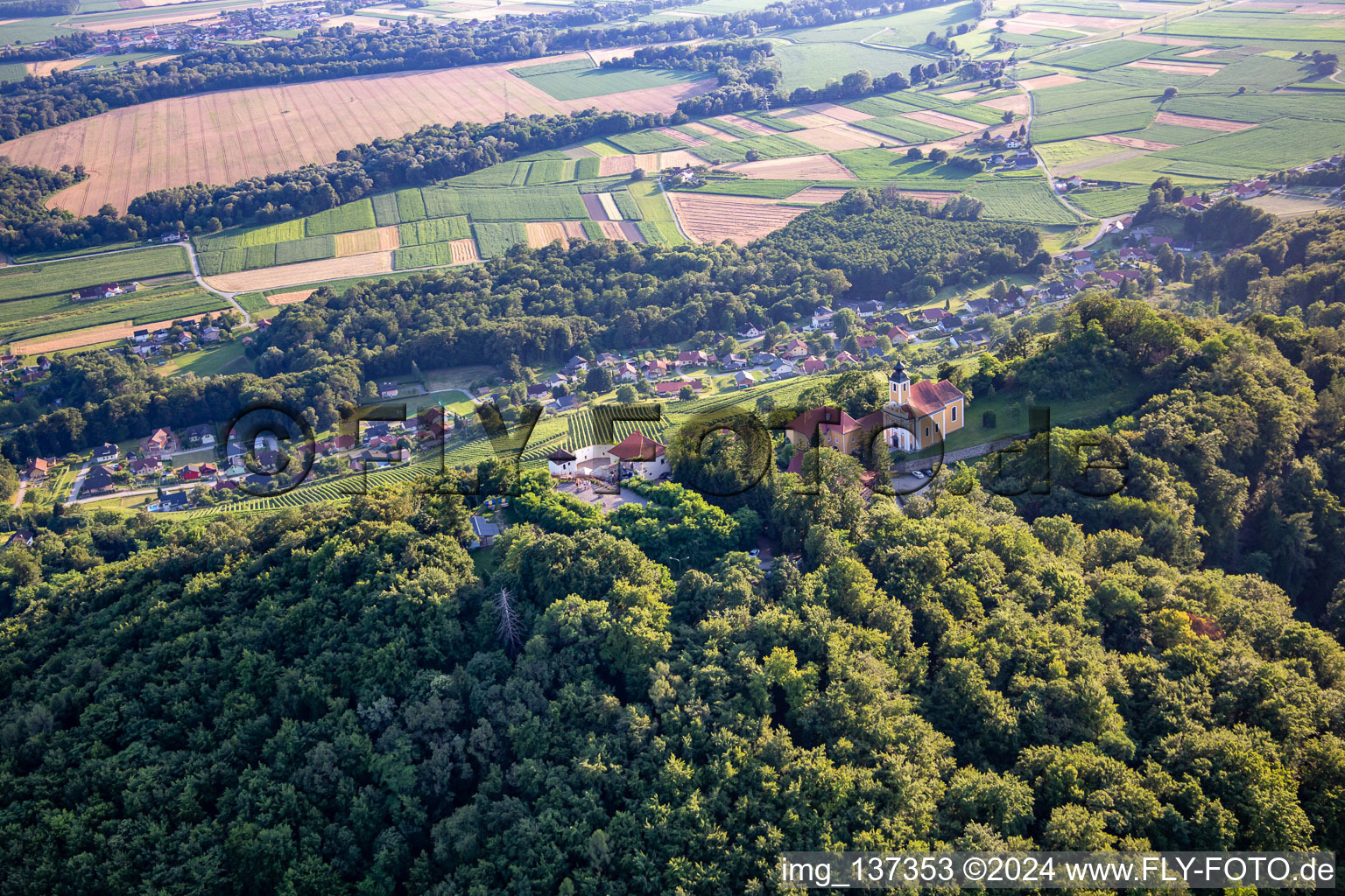 Vue aérienne de Église de Župnijska cerkev sv. Marije Vnebovzete et Café Huda Liza sur le Vurberg à Duplek dans le département Slovénie, Slovénie