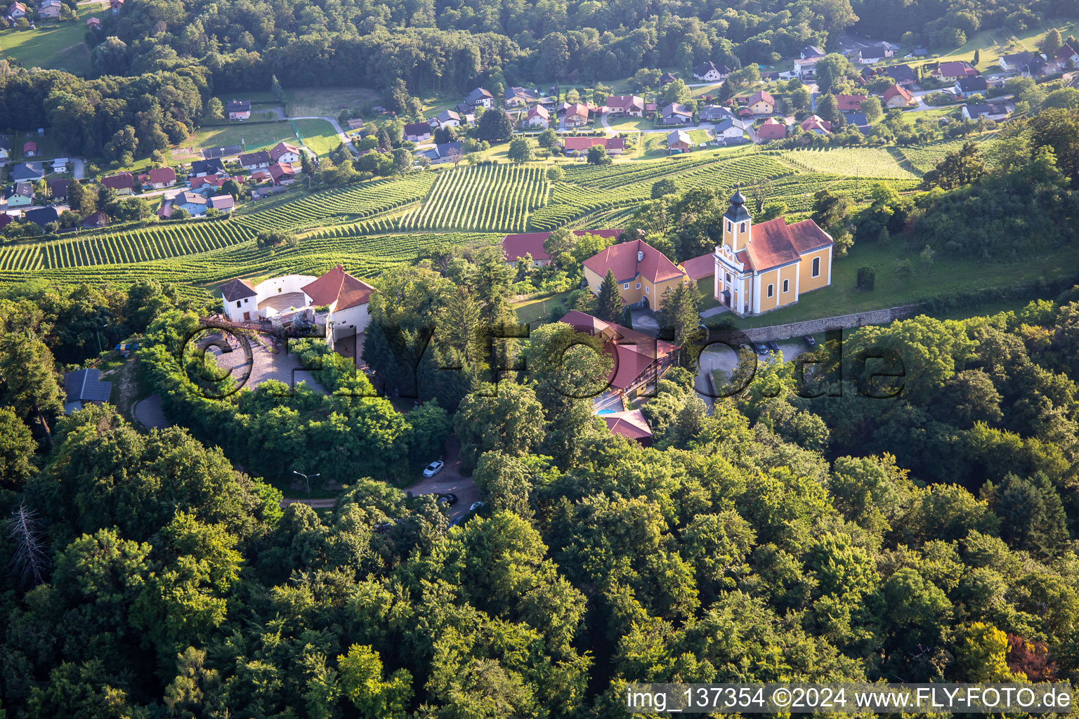 Photographie aérienne de Église de Župnijska cerkev sv. Marije Vnebovzete et Café Huda Liza sur le Vurberg à Duplek dans le département Slovénie, Slovénie