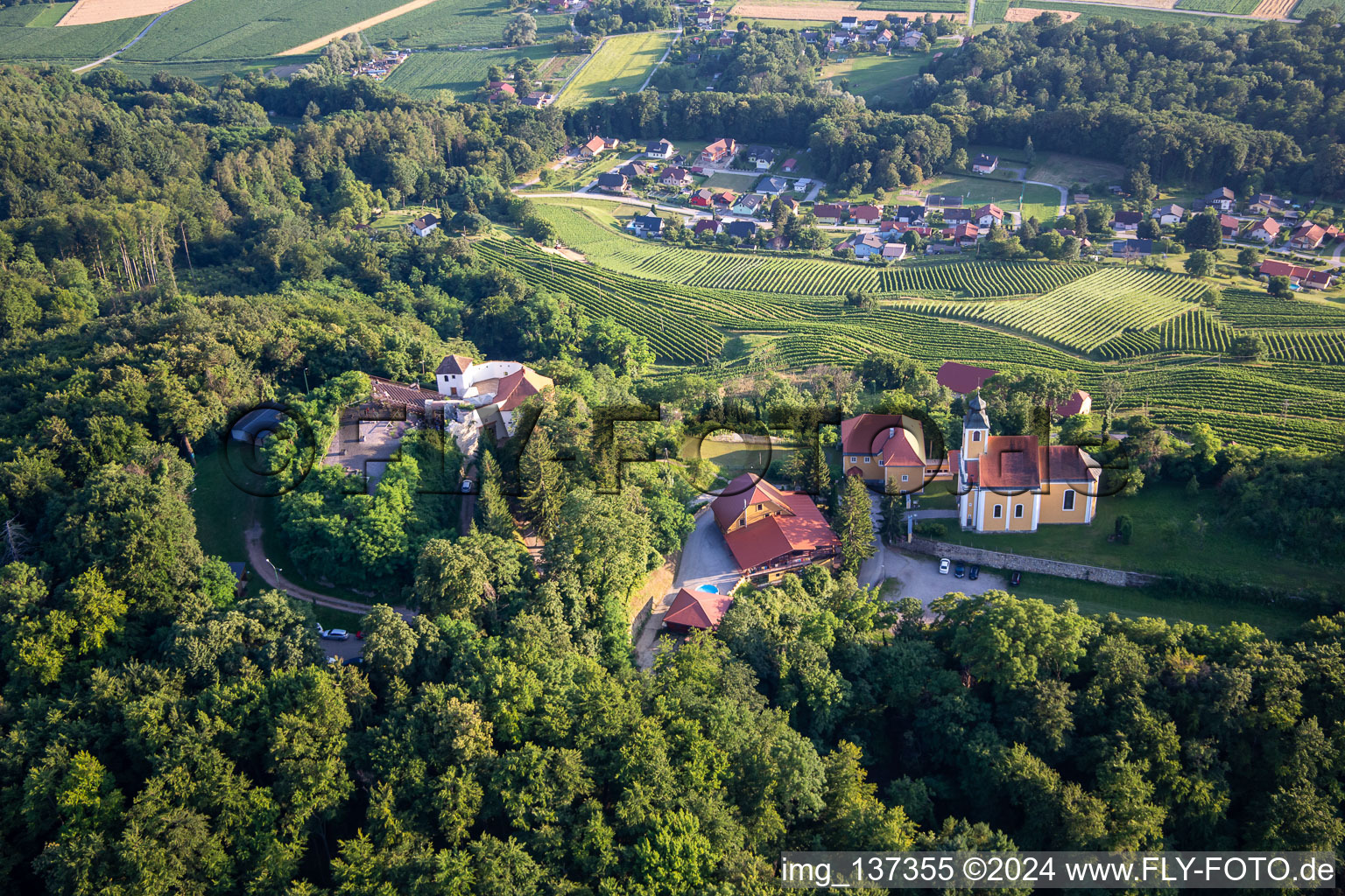 Vue oblique de Église de Župnijska cerkev sv. Marije Vnebovzete et Café Huda Liza sur le Vurberg à Duplek dans le département Slovénie, Slovénie