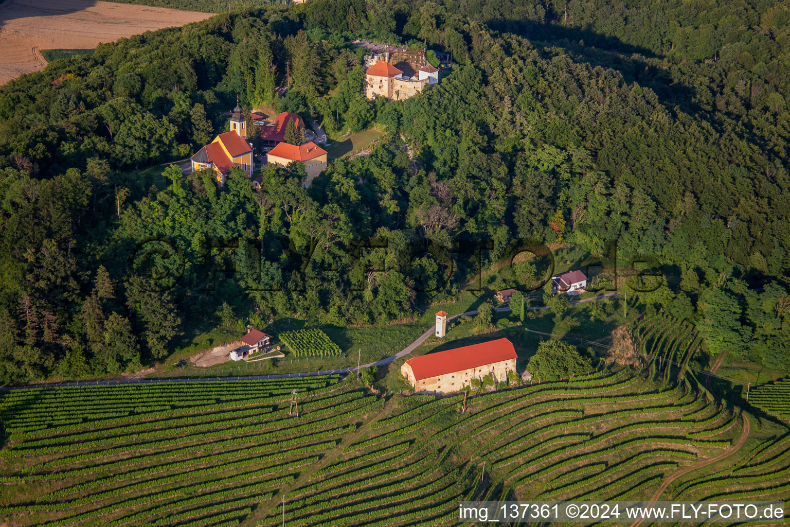 Église de Župnijska cerkev sv. Marije Vnebovzete et Café Huda Liza sur le Vurberg à Duplek dans le département Slovénie, Slovénie d'en haut