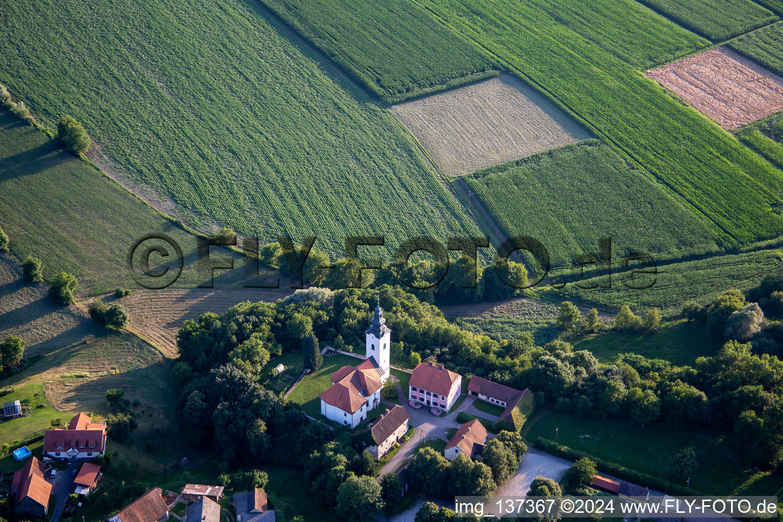 Vue aérienne de Église de St. Martin pri Vurberku à Duplek dans le département Slovénie, Slovénie