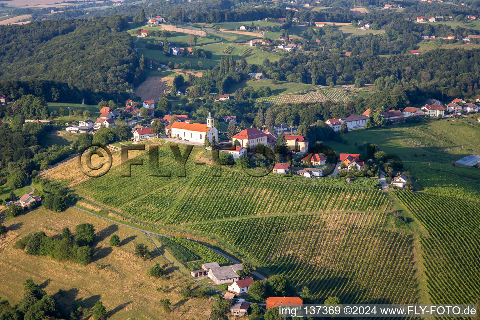 Vue aérienne de Église de Župnija sv. Barbara à Duplek dans le département Slovénie, Slovénie