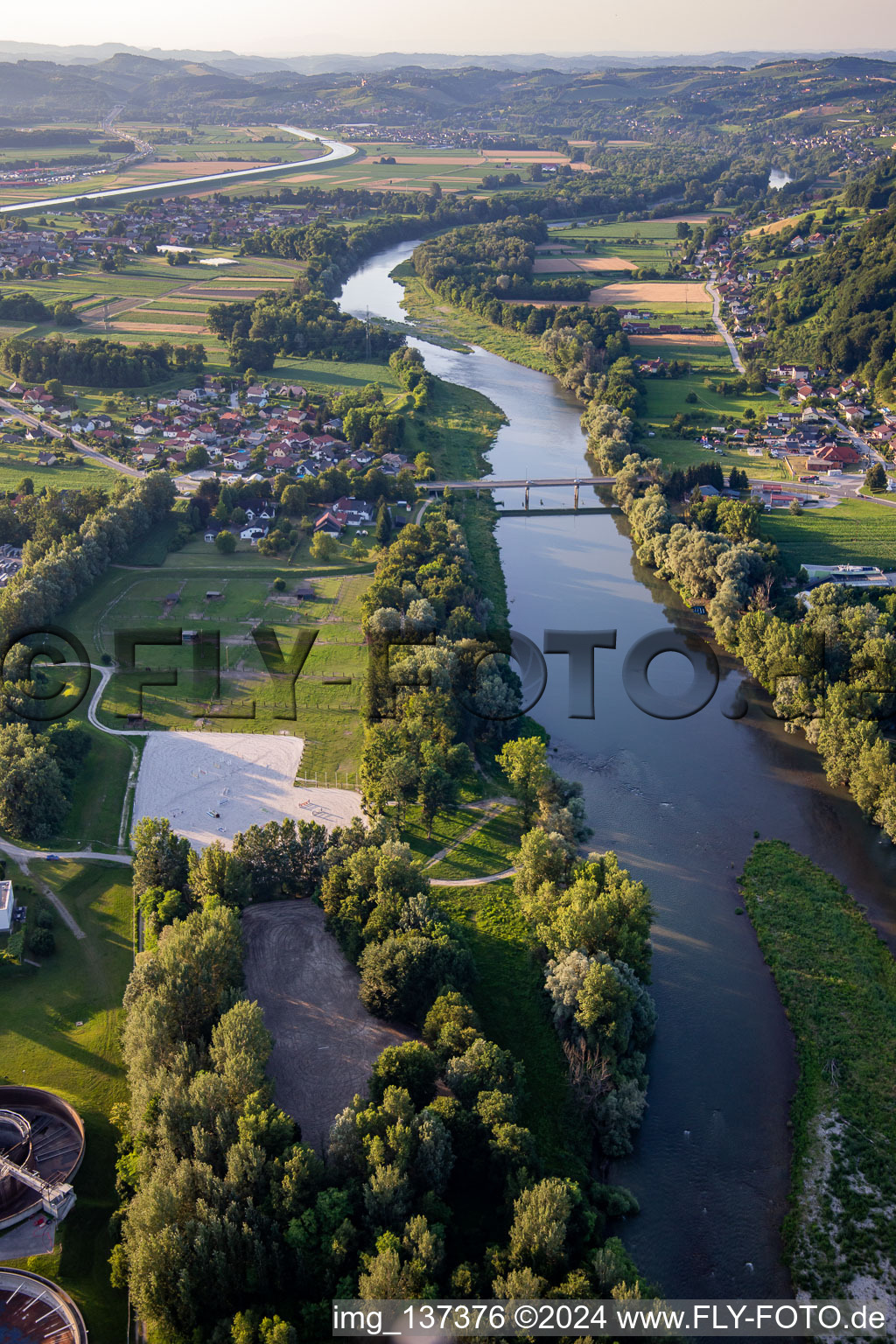 Vue aérienne de La Drau/Drava du sud à Maribor dans le département Slovénie, Slovénie