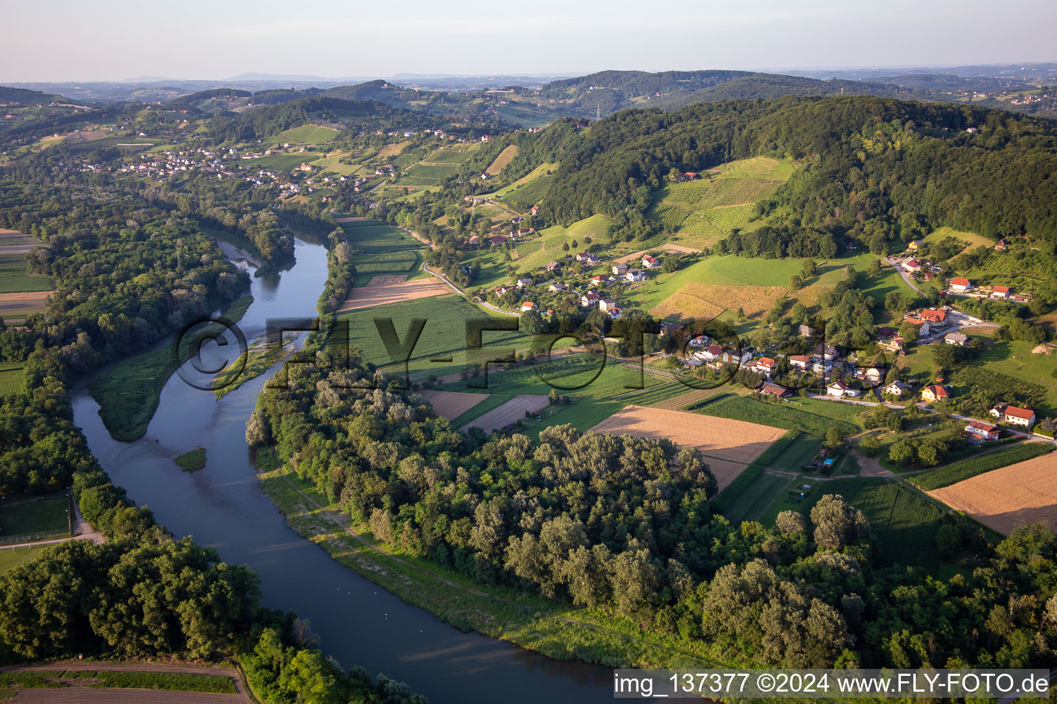 Vue aérienne de La Drau/Drava du sud à Duplek dans le département Slovénie, Slovénie