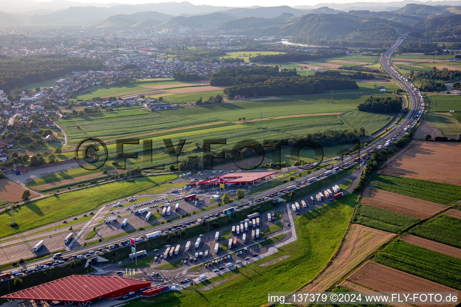 Vue aérienne de Aire de service essence - Bencinski servis - Maribor AC Vzhod sur la E59 à Maribor dans le département Slovénie, Slovénie