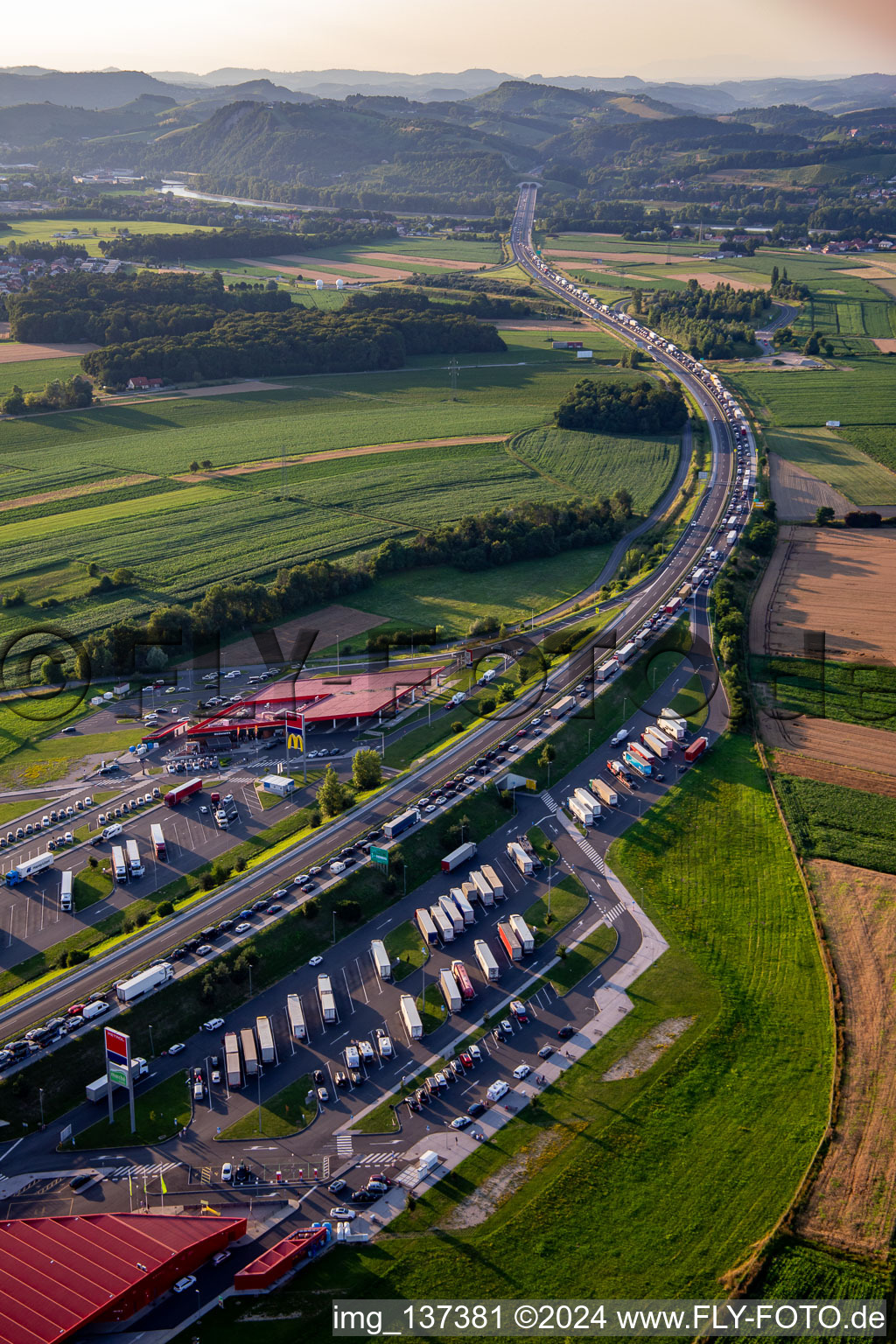 Vue aérienne de Embouteillage sur la E59 à Maribor dans le département Slovénie, Slovénie