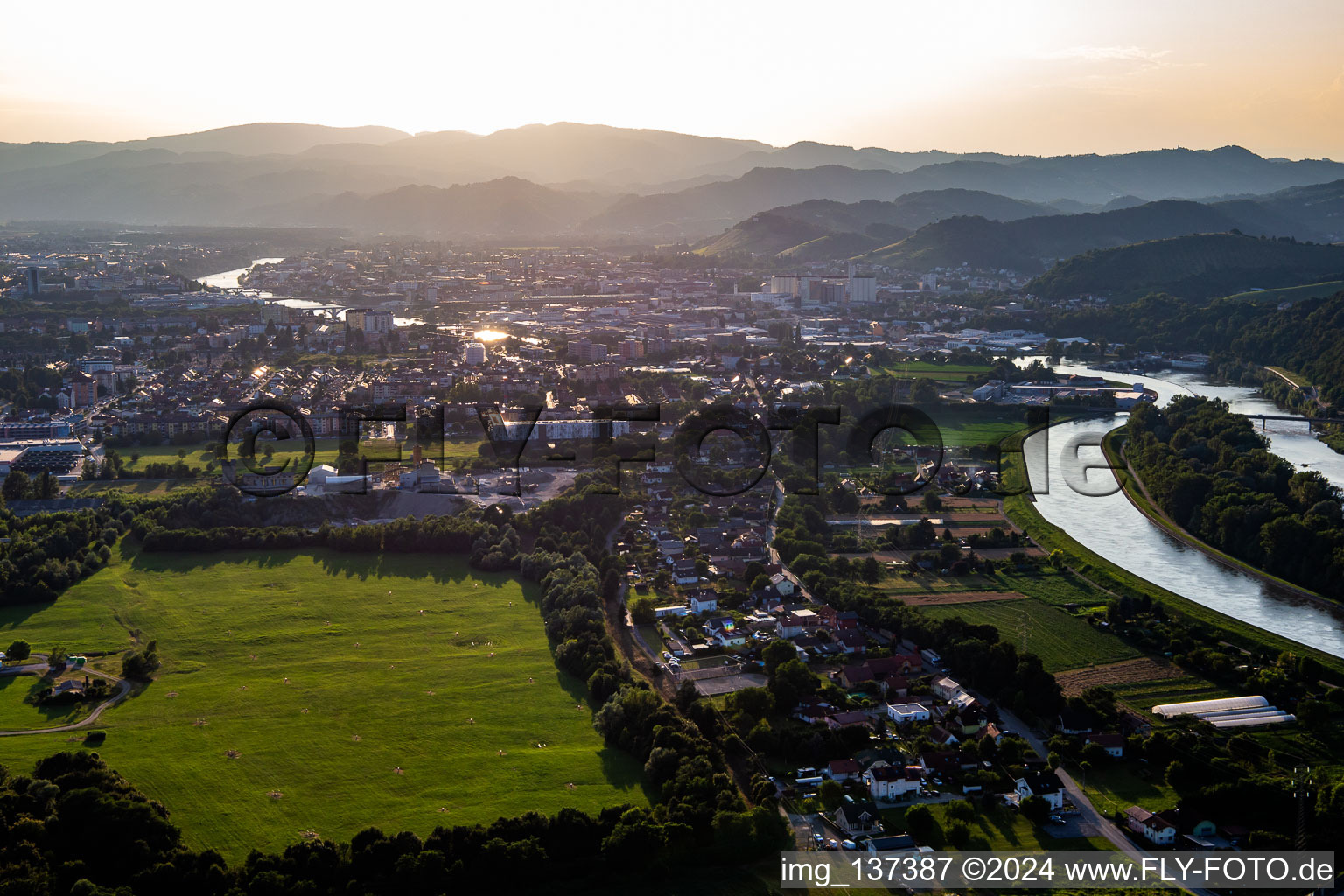 Vue aérienne de Canal HE Zlatolicje et rivière Drava à Maribor dans le département Slovénie, Slovénie